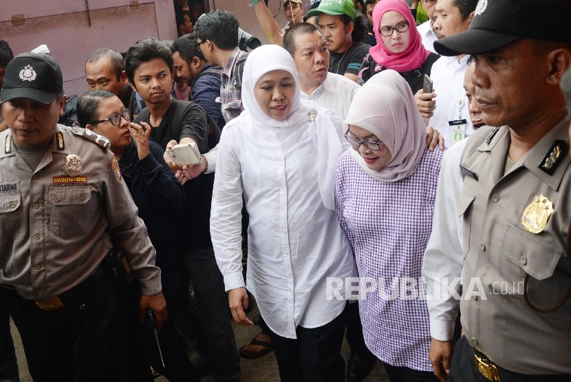   Menteri Sosial Khofifah Indar Parawangsa mengunjungi kawasan Kalijodo, Jakarta, Rabu (17/2).  (Republika/Yasin Habibi)