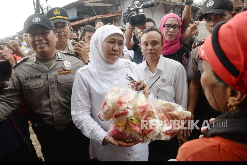 Menteri Sosial Khofifah Indar Parawansa mengunjungi kawasan Kalijodo, Jakarta, Rabu (17/2).   (Republika/Yasin Habibi)