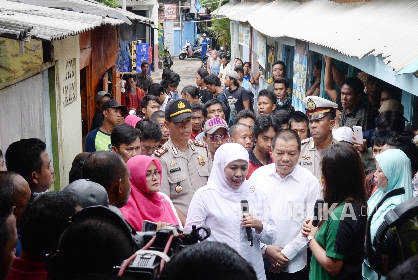 Menteri Sosial Khofifah Indar Parawangsa mengunjungi kawasan Kalijodo, Jakarta, Rabu (17/2).   (Republika/Yasin Habibi)