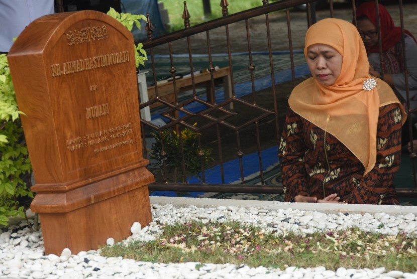 Menteri Sosial Khofifah Indar Parawansa berdoa di depan makam mantan Ketua Umum Nahdlatul Ulama almarhum KH Hasyim Muzadi di sela menghadiri Halaqoh Nasional Ulama Pesantren dan Cendikiawan, Gerakan Dakwah Aswaja Bela Negara di Pesantren Al-Hikam, Depok, Jawa Barat, Rabu (24/10). 