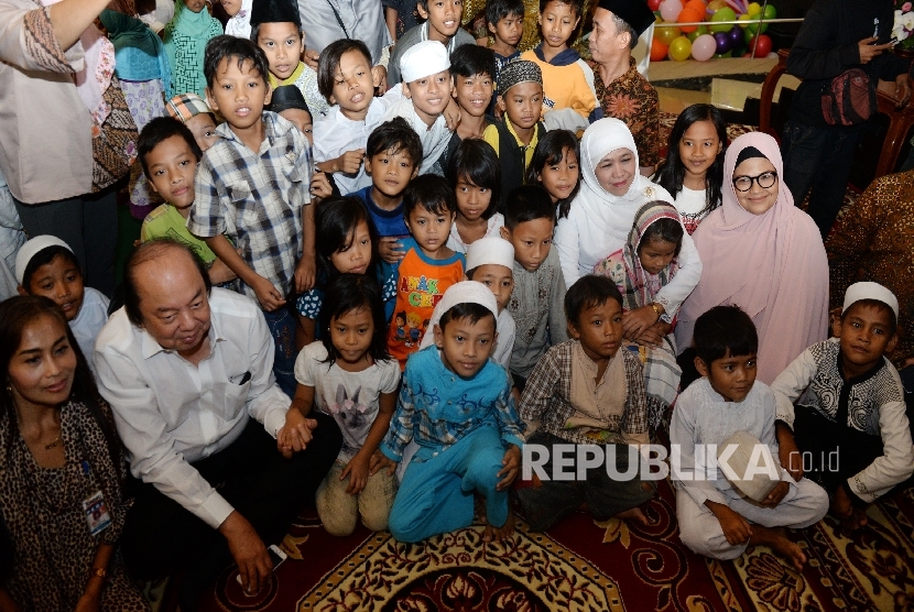 Menteri Sosial Khofifah Indar Parawansa berfoto bersama anak yatim dan anak jalanan (ilustrasi)