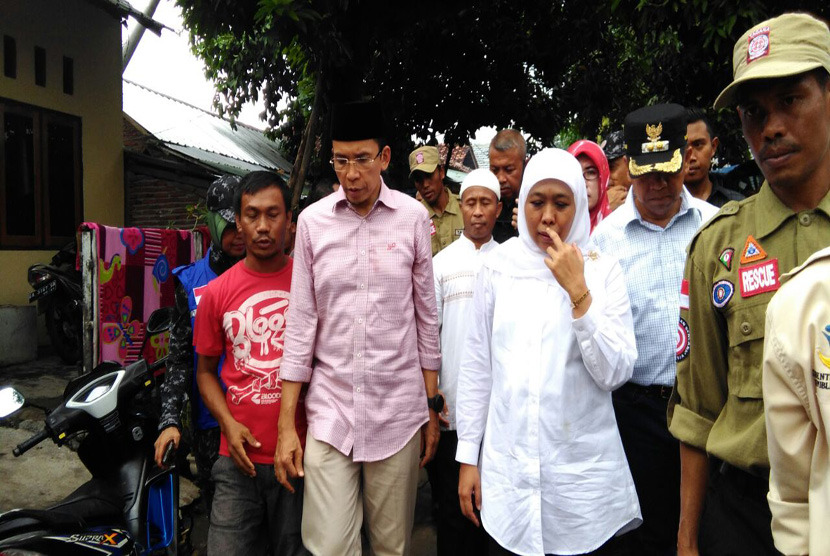 Menteri Sosial Khofifah Indar Parawansa bersama Gubernur NTB TGH M Zainul Majdi mengunjungi korban banjir di Kelurahan Ramadompu Timur, Kota Bima, NTB.