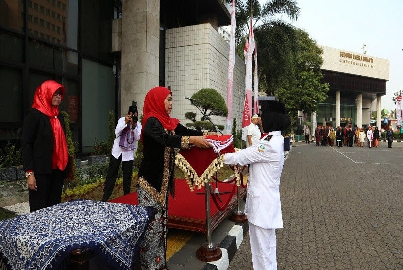 Menteri Sosial Khofifah Indar Parawansa kala memimpin Perayaan Kemerdekaan, Kamis (17/8)