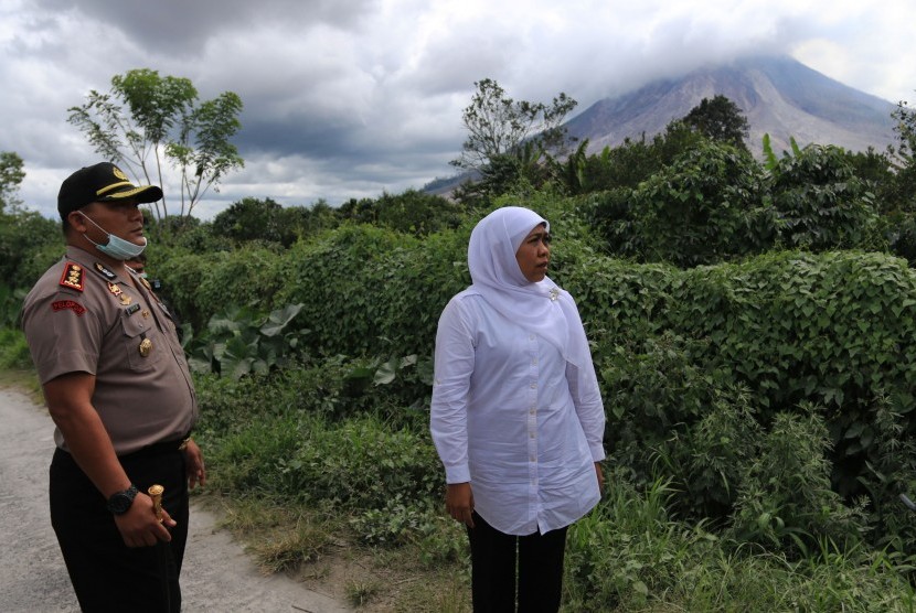   Menteri Sosial Khofifah Indar Parawansa (kanan) didampingi Kapolres Karo AKBP Pangasian Sitio (kiri) meninjau lokasi Gunung Sinabung, Karo, Sumatera Utara, Senin (23/5).