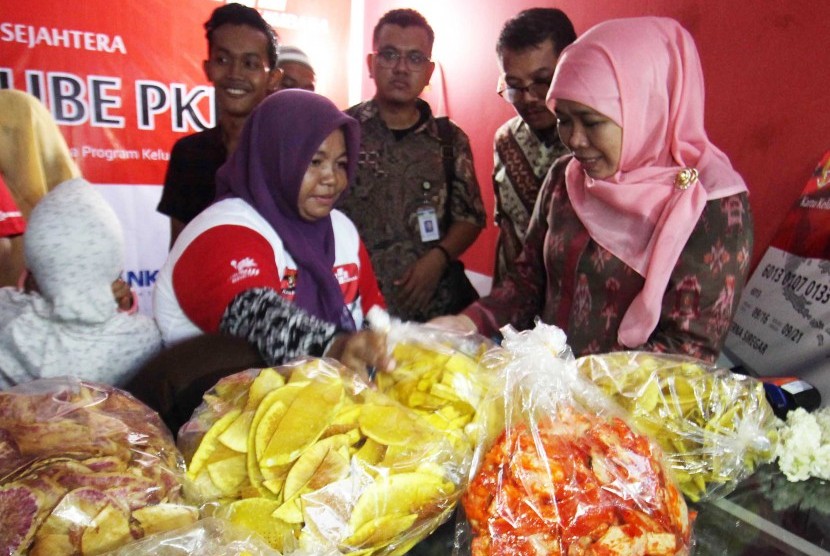 Social Affairs Minister Khofifah Indar Parawansa (right) bought some food when launching e-Warong in Medan, North Sumatera, Friday (October 14, 2016). 