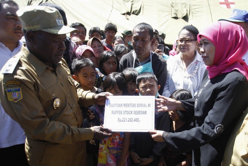 Menteri Sosial Khofifah Indar Parawansa (kanan) memberikan bantuan secara simbolis kepada korban penyerangan sekelompok massa beberapa waktu yang lalu di Distrik Karubaka, Tolikara, Papua, Selasa (21/7).