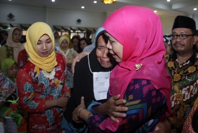 Menteri Sosial Khofifah Indar Parawansa (kanan) memeluk ibu ketika menyerahkan bantuan sosial bagi ratusan keluarga penerima manfaat (PKM) di Kota Pasuruan, Jawa Timur, beberapa waktu lalu. 