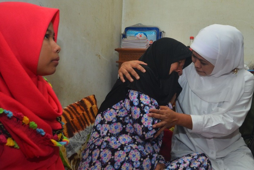 Menteri Sosial Khofifah Indar Parawansa (kanan) menghibur ibu almarhum WB (10) korban pembunuhan sadis yang dilakukan perlaku berinisial AR di Kediaman keluarga korban Kecamatan Purbaratu, Kota Tasikmalaya, Jawa Barat, Sabtu (8/7). 