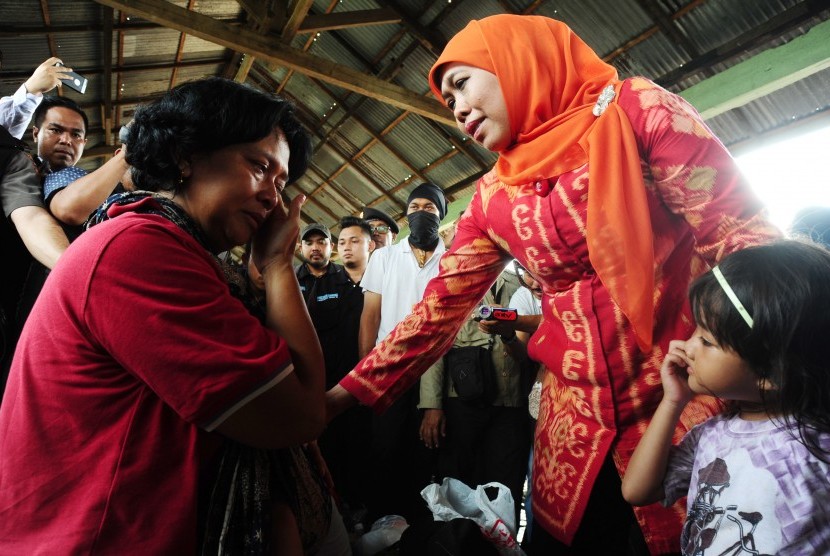 Menteri Sosial Khofifah Indar Parawansa (kanan) menghibur warga eks-Gafatar saat mengunjungi mereka di Detasemen Pembekalan dan Angkutan Kodam XII/Tanjung Pura di Pontianak, Kalimantan Barat, Jumat (22/1). 