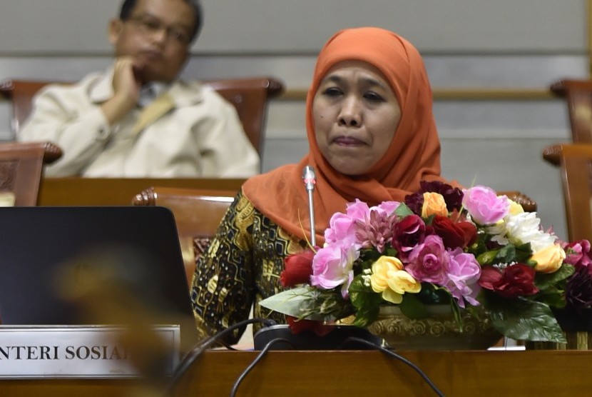 Menteri Sosial Khofifah Indar Parawansa (kanan) menyampaikan evaluasi pelaksanaan APBN tahun 2016 saat rapat kerja dengan Komisi VIII di Komplek Parlemen Senayan, Jakarta, Selasa (14/6).