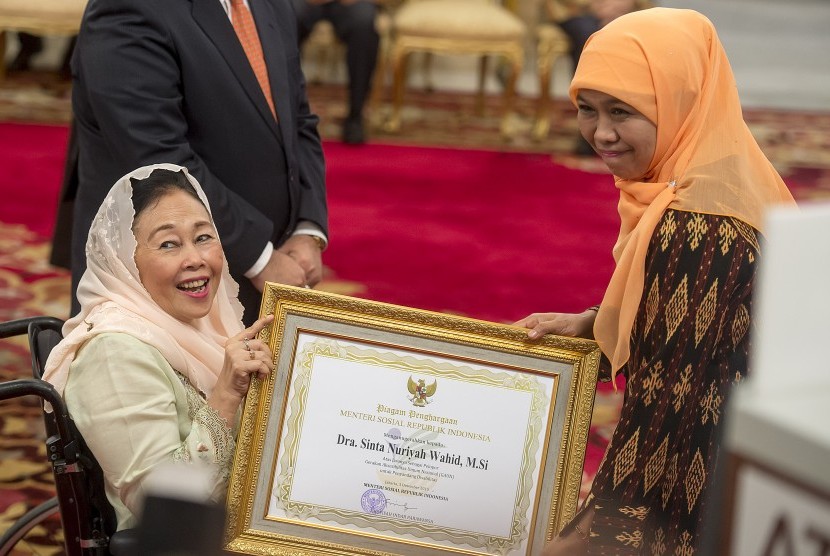  Menteri Sosial Khofifah Indar Parawansa (kanan) menyerahkan Piagam Penghargaan Upaya Pemenuhan Hak-Hak Penyandang DIsabilitas kepada Ibu Shinta Nuriyah Abdurrahman Wahid (kiri) pada acara puncak peringatan Hari Disabilitas Internasional Tahun 2015 di Ista