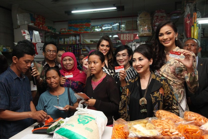 Menteri Sosial Khofifah Indar Parawansa (kedua kiri) bersama Direktur Hubungan Kelembagaan & Transaksional Perbankan Bank BNI Adi Sulistyowati (ketiga kanan), Ketua Dewan Pembina Yayasan Puteri Indonesia K Wardani (kedua kanan), Miss Universe Iris Mittenaere (tengah) dan Putri Indonesia Kezia Warow (kanan) saat menghadiri Warung Gotong Royong Kelompok Usaha Bersama Elektronik (e-Warong KUBE) Program Keluarga Harapan (PKH) di kawasan Gandaria Utara, Jakarta, Jumat (31/3). 