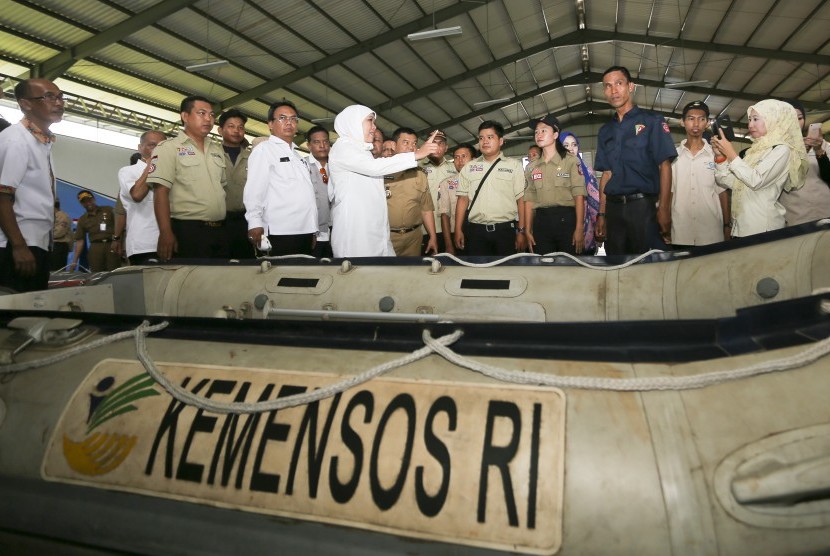 Menteri Sosial Khofifah Indar Parawansa (keempat kiri depan) meninjau gudang logistik bencana regional barat milik Dinas Sosial Sumatra Selatan di Ogan Ilir, Sumsel, Senin (22/8).