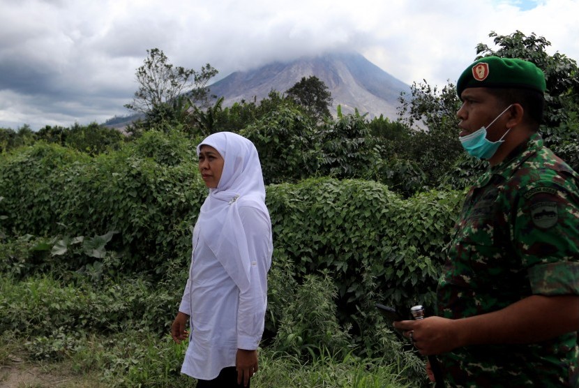 Menteri Sosial Khofifah Indar Parawansa (kiri) didampingi Dandim 0205/TK Letkol Inf Agustatius Sitepu (kanan) meninjau lokasi Gunung Sinabung, Karo, Sumatera Utara, Senin (23/5).