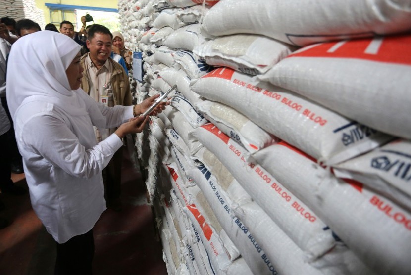 Menteri Sosial Khofifah Indar Parawansa (kiri) mengecek persedian beras untuk memenuhi kebutuhan logistik pengungsi korban bencana gempa Pidie Jaya di Gudang Bulog, Aceh Besar, Aceh, Jumat (9/12).