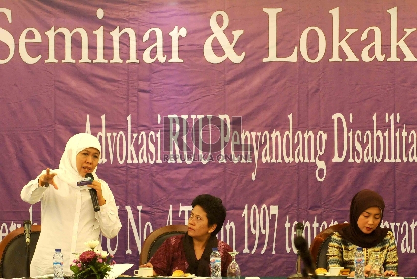 Menteri Sosial Khofifah Indar Parawansa (kiri) serta Anggota Komisi VIII, DPR RI, Desy Ratnasari (kanan) menjadi pembicara dlam seminar dan lokakarya penyandang disabiltas di Jakarta, Kamis (9/4).