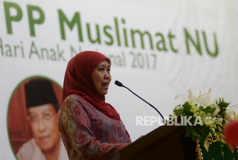 Menteri Sosial Khofifah Indar Parawansa memberi sambutan saat memperingati Hari Anak Nasional sekaligus halal bihalal PP Muslimat NU di Jakarta, Ahad (16/7). 