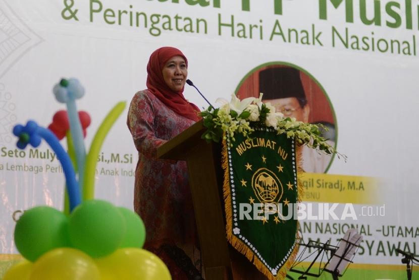 Menteri Sosial Khofifah Indar Parawansa memberi sambutan saat memperingati Hari Anak Nasional sekaligus halal bihalal PP Muslimat NU di Jakarta, Ahad (16/7). 