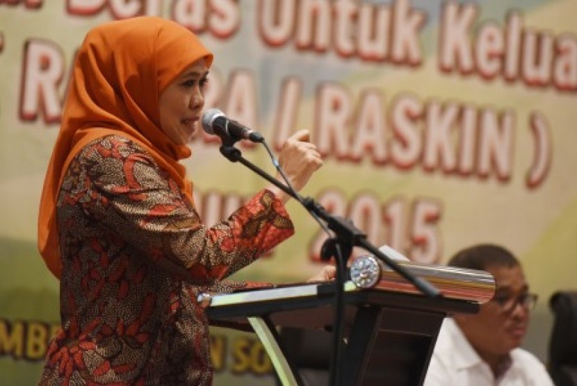 Menteri Sosial Khofifah Indar Parawansa memberikan arahan sebelum menutup evaluasi pelaksanaan program Rastra di Jakarta, Kamis (26/11). 