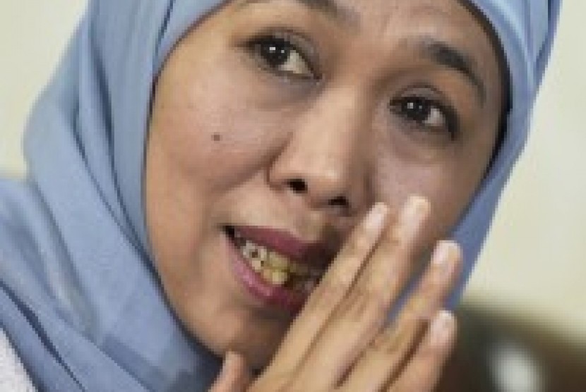 Menteri Sosial Khofifah Indar Parawansa memberikan keterangan kepada wartawan terkait insiden Tolikara di kediamannya Kompleks Widya Chandra, Jakarta Selatan, Senin (20/7).