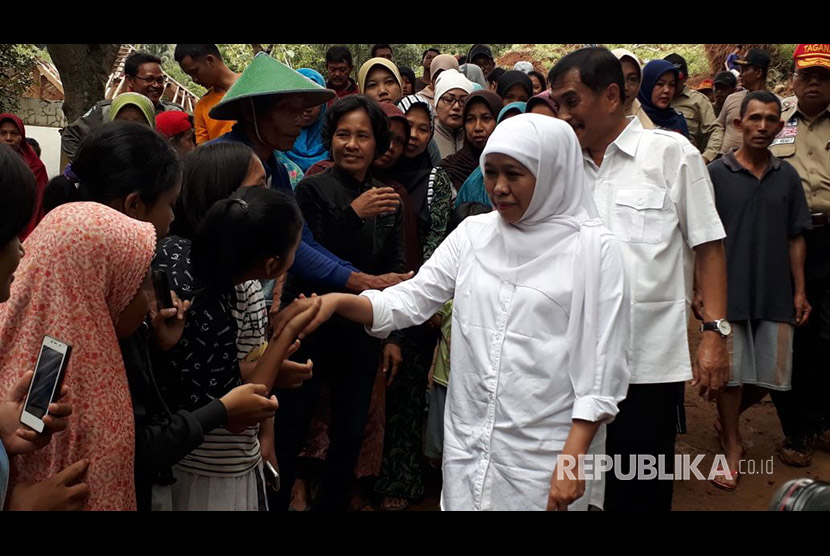 Menteri Sosial Khofifah Indar Parawansa mendatangi lokasi bencana longsor di Desa Mlati, Arjosari, Pacitan, Jawa Timur, Jumat (1/12). 