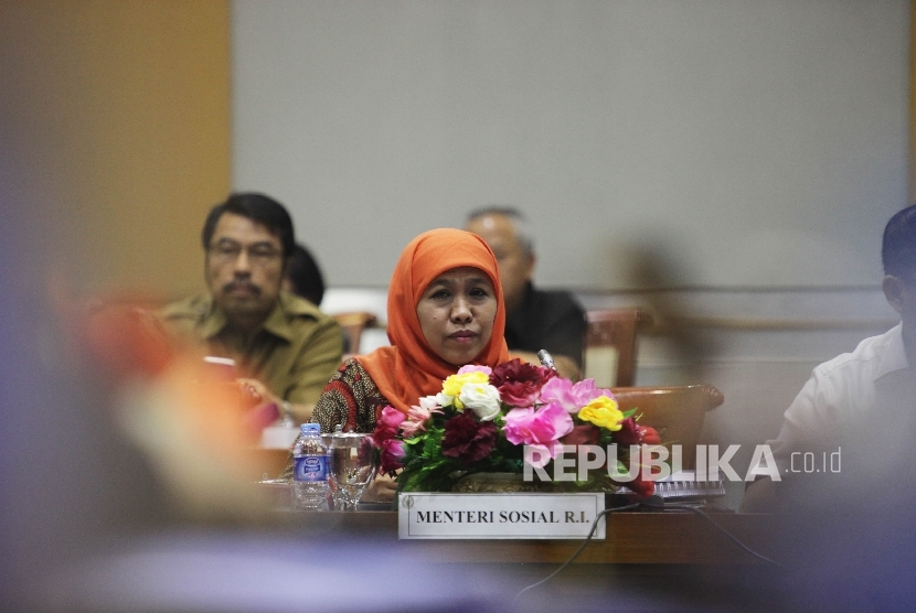 Menteri Sosial Khofifah Indar Parawansa mengikuti rapat kerja dengan Komisi VIII di Komplek Parlemen Senayan, Jakarta, Rabu (20/1).