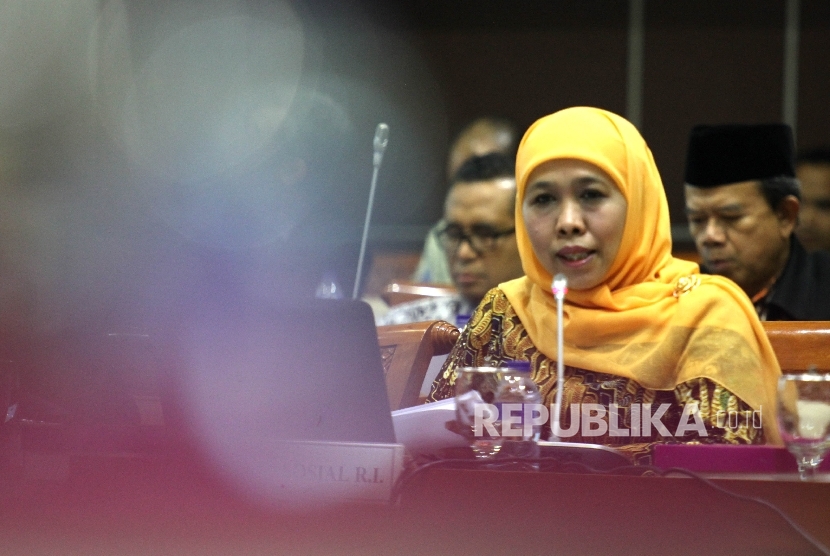 Menteri Sosial Khofifah Indar Parawansa mengikuti rapat kerja dengan Komisi VIII DPR di Komplek Parlemen Senayan, Jakarta, Rabu (20/7).
