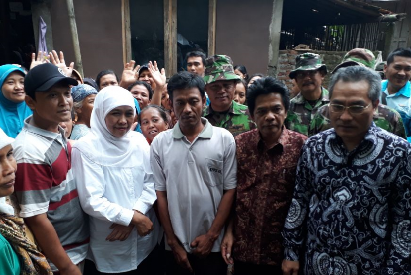Social Minister Khofifah Indar Parawansa (white veil) visited flood victims at Pendopo Desa Kebon Agung, Bantul, Yogyakarta.