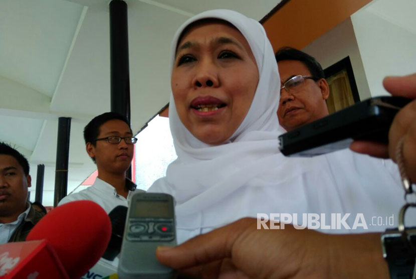Menteri Sosial Khofifah Indar Parawansa mengunjungi korban teror penusukan, RS Polri Kramat Jati, Senin (3/7). 