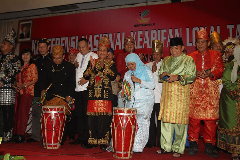 Menteri Sosial Khofifah Indar Parawansa menutup Konferensi Nasional Kearifan Lokal 2017 di Jakarta, Rabu (29/11).