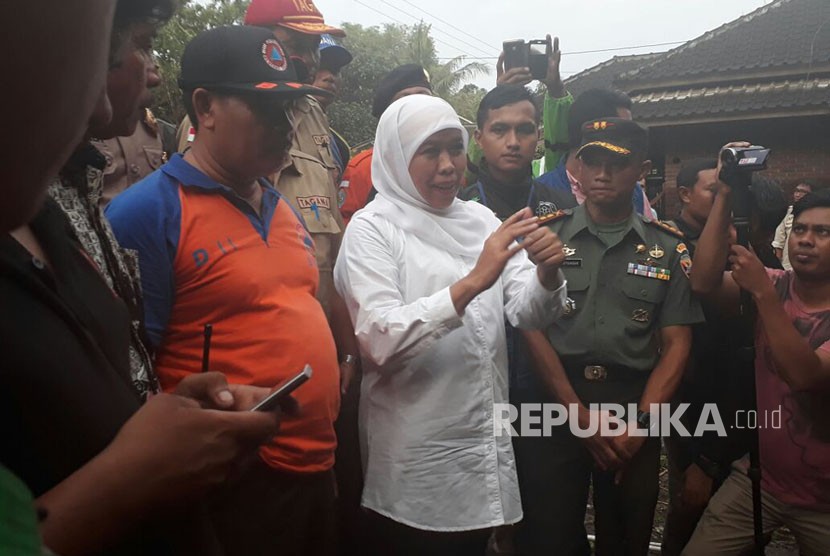 Menteri Sosial Khofifah Indar Parawansa menyambangi lokasi banjir di Desa Sepit, Kecamatan Keruak, Kabupaten Lombok Timur, NTB pada Kamis (23/11).