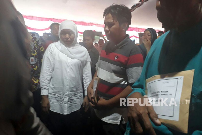 Menteri Sosial Khofifah Indar Parawansa menyambangi lokasi banjir di Desa Sepit, Kecamatan Keruak, Kabupaten Lombok Timur, NTB pada Kamis (23/11).