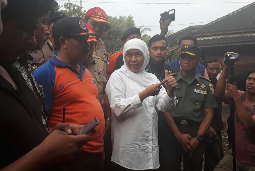 Menteri Sosial Khofifah Indar Parawansa menyambangi lokasi banjir di Desa Sepit, Kecamatan Keruak, Kabupaten Lombok Timur, NTB pada Kamis (23/11).  