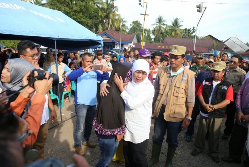 Menteri Sosial Khofifah Indar Parawansa merangkul dan menenangkan seorang keluarga korban meninggal dalam musibah bencana longsor dan banjir di Kecamatan Pangkalan, Kabupaten Limapuluh Kota.
