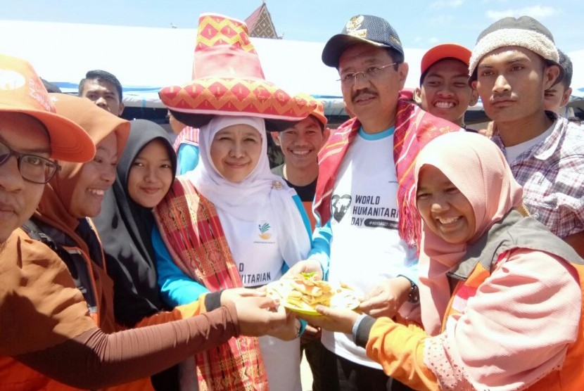 Menteri Sosial Khofifah Indar Parawansa saat memperingati World Humanitarian Day di Kabupaten Karo, Sumatra Utara, Selasa (22/8).