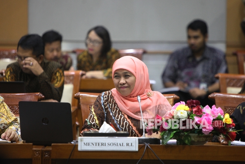 Menteri Sosial Khofifah Indar Parawansa saat mengikuti Rapat Kerja (Raker) dengan Komisi VIII DPR di Kompleks Parlemen, Senayan, Jakarta, Selasa (13/6). 