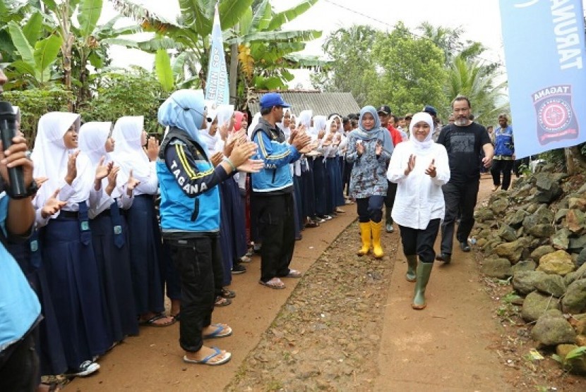 Menteri Sosial Khofifah Indar Parawansa, saat mengunjungi lokasi bencana longsor Pangandaran