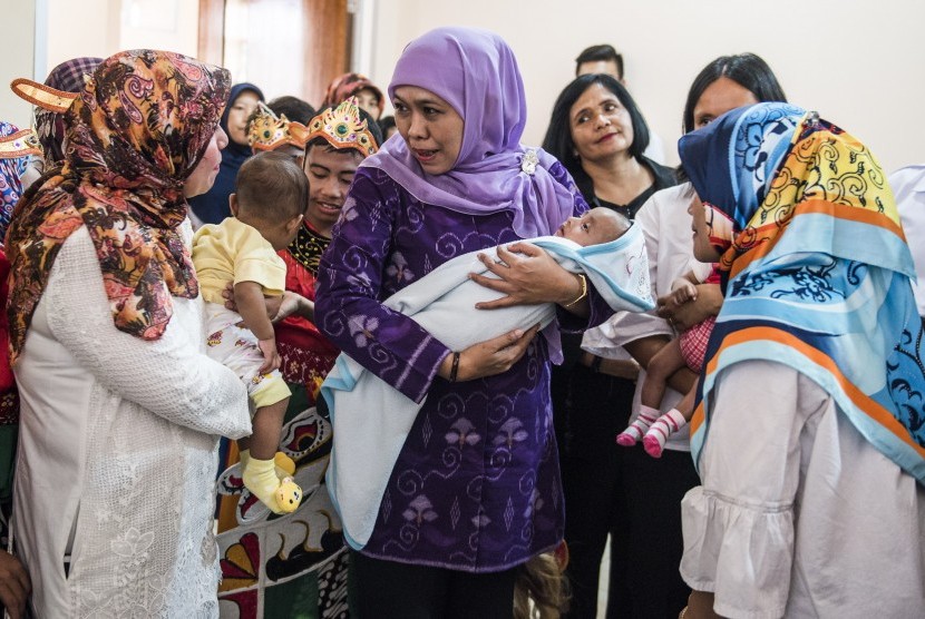 Menteri Sosial Khofifah Indar Parawansa (tengah) menggendong seorang anak saat menjenguk sejumlah anak korban eksploitasi di Rumah Perlindungan Sosial Anak (RPSA) Bambu Apus.