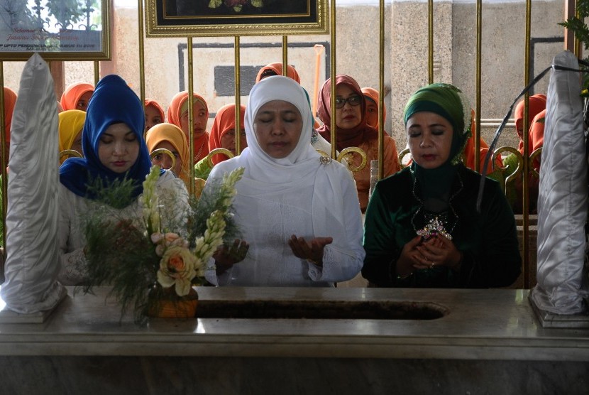 Menteri Sosial Khofifah Indar Parawansa (tengah) berdoa di samping pusara makam RA Kartini di Desa Bulu, Bulu, Rembang, Jawa Tengah, Jumat (21/4).