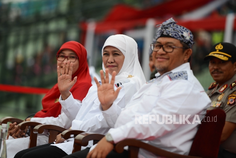 Menteri Sosial Khofifah Indar Parawansa (tengah) bersama Gubernur Jawa Barat Ahmad Heryawan (kanan) melambaikan tangan saat upacara penutupan Pekan Paralimpik Nasional (Peparnas) XV yang diadakan di Stadion Siliwangi, Kota Bandung, Jawa Barat, Senin (24/10