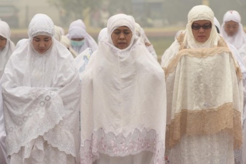 Menteri Sosial Khofifah Indar Parawansa (tengah) bersama warga mengikuti salat istisqa guna meminta hujan di Lapangan Polres Katingan, Kalimantan Tengah, Ahad (25/10). 