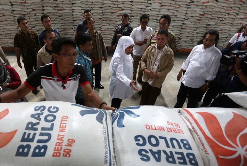 Menteri Sosial Khofifah Indar Parawansa (tengah) mengecek persedian beras untuk memenuhi kebutuhan logistik pengungsi korban bencana gempa Pidie Jaya di Gudang Bulog, Aceh Besar, Aceh, Jumat (9/12).