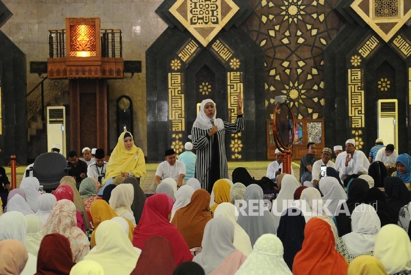 Menteri Sosial Khofifah Indarparawansa (kanan) bersama artis sekaligus Penggagas Komunitas Akhwat Bergerak, Peggy Melati Sukma (kiri) menjadi pembicara talkshow Cahaya Hati Dzikir Nasional Republika 2016 di Masjid At Tin, Jakarta, Sabtu (31/12).Republika/T