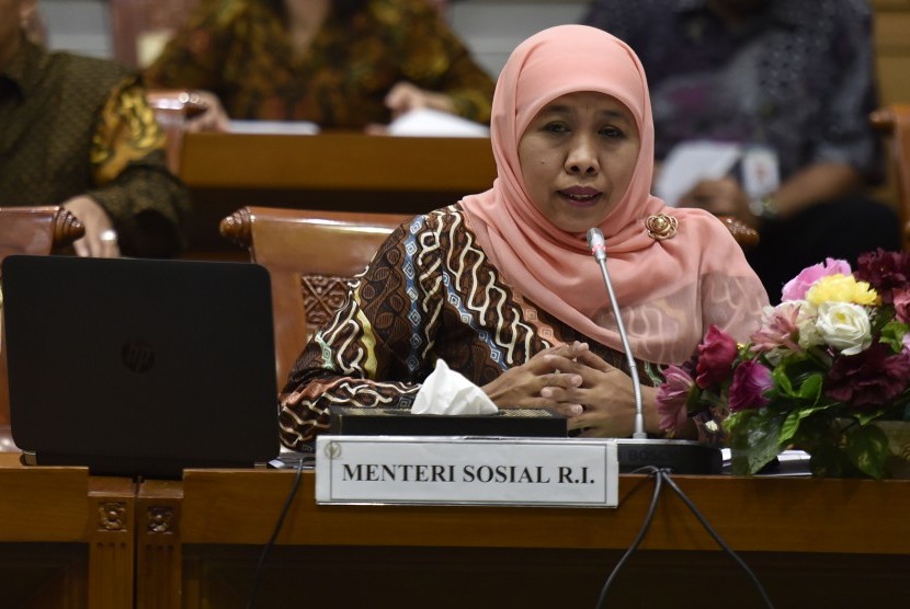 Menteri Sosial Khofifah Indarparawansa menjawab pertanyaan anggota Komisi VIII DPR dalam rapat kerja di Kompleks Parlemen Senayan, Jakarta, Selasa (13/6).