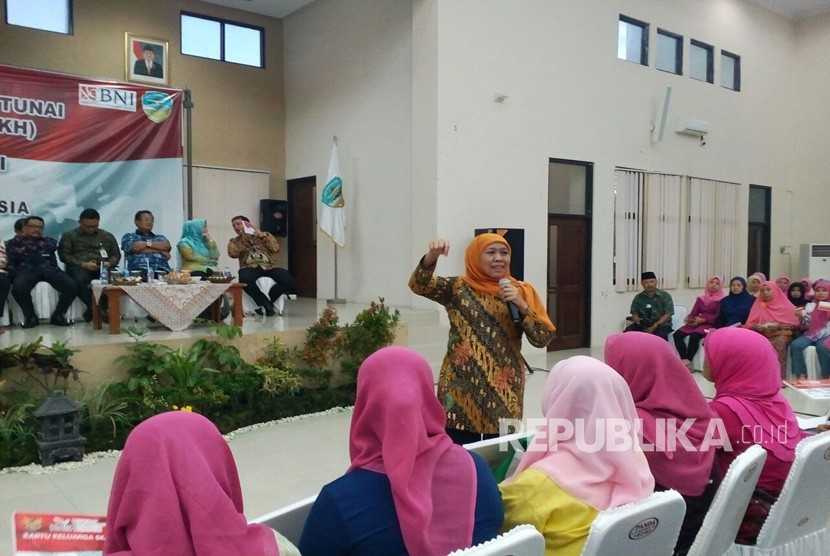 Menteri Sosial Khofifah Indra Parawansa menyalurkan bantuan sosial nontunai pada Program Keluarga Harapan (PKH) dan bantuan hibah di aula gedung Bale Kota Tasikmalaya, Jumat (3/3) pukul 18.00 WIB.