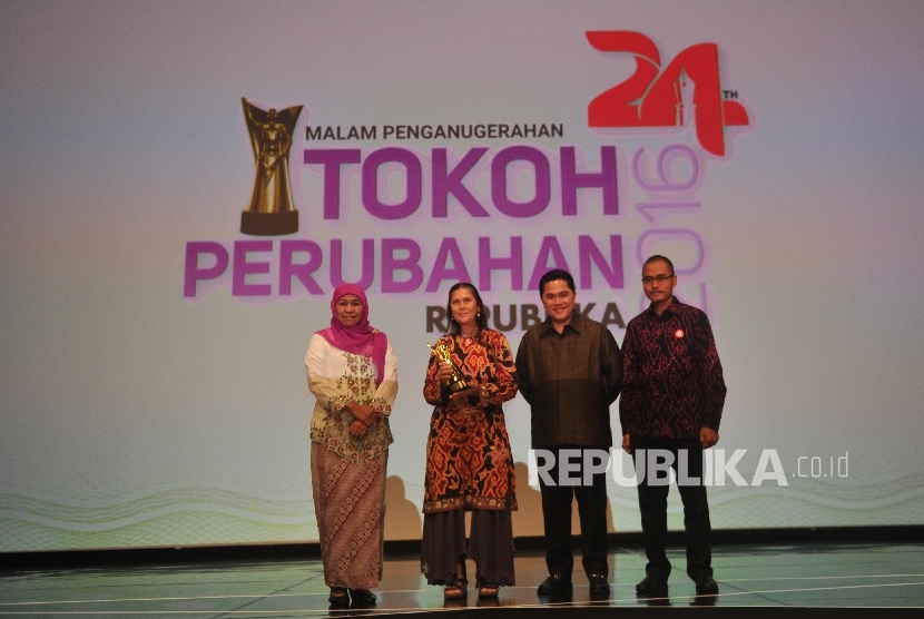  Menteri Sosial Khofifah memberikan piala kepada Robin Lim saat malam anugerah Tokoh Perubahan Republika 2016 di Jakarta, Selasa (25/4).   