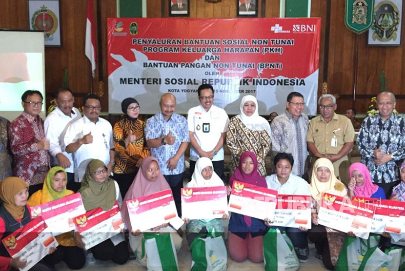 Menteri Sosial menghadiri penyaluran bantuan sosial di Yogyakarta pada Rabu (15/11). Bantuan yang merupakan bantuan sosial nontunai itu diberikan bagi peserta program keluarga harapan (PKH) dan bantuan pangan nontunai (BPNT). 