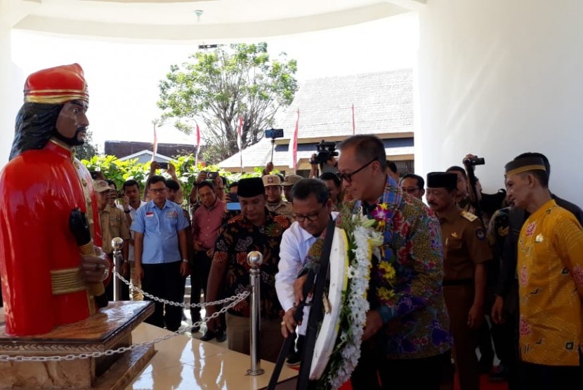 Menteri Sosial (Mensos) Agus Gumiwang Kartasasmita meresmikan rehabilitasi komplek makam pahlawan nasional Sultan Hasanuddin di Kecamatan Somba OpuKabupaten Gowa, Provinsi Sulawesi Selatan pada Selasa, (16/7). 
