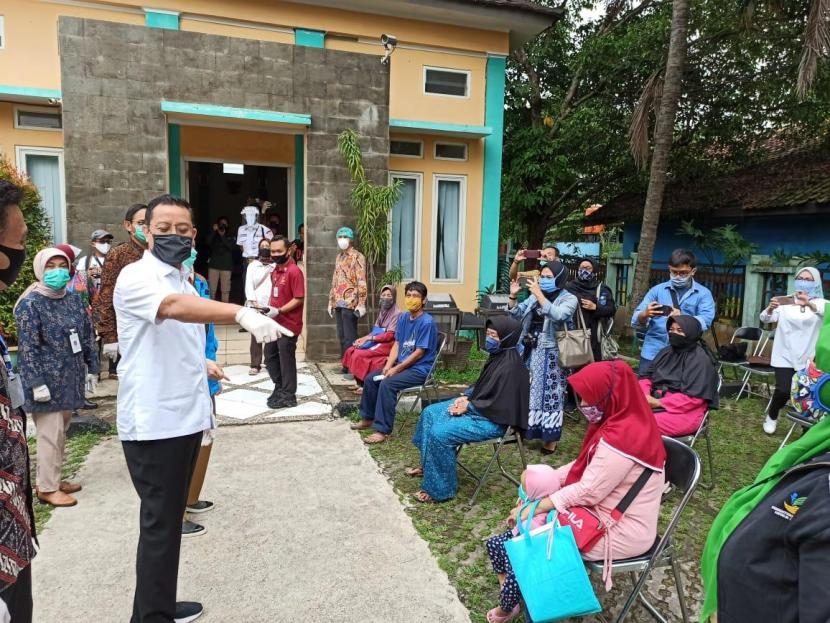 Menteri Sosial (Mensos) Juliari P Batubara menyerahkan secara simbolik kartu program sembako di Kantor Kelurahan Sawah, Ciputat, Tangerang Selatan (Tangsel), Selasa (21/4).