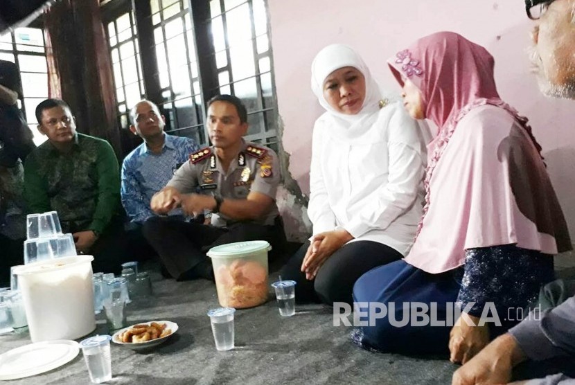 Menteri Sosial (Mensos) Khofifah Indar Parawansa berbincang dengan keluarga almarhum SR (8) pelajar SDN Longkewang Kabupaten Sukabumi yang meninggal di sekolah Jumat (11/8). 